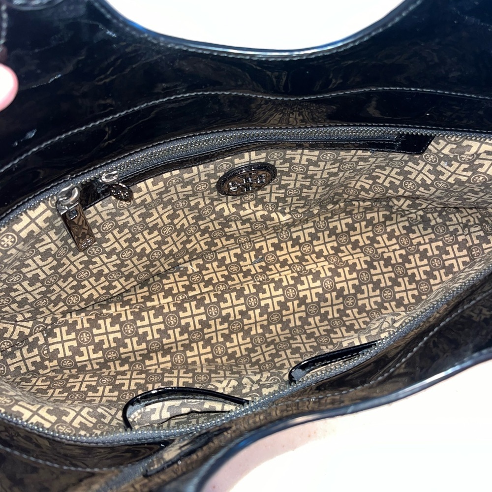Tory Burch Black Tote Bag with Glossy Finish and Sturdy Handles - Picture 3 of 7